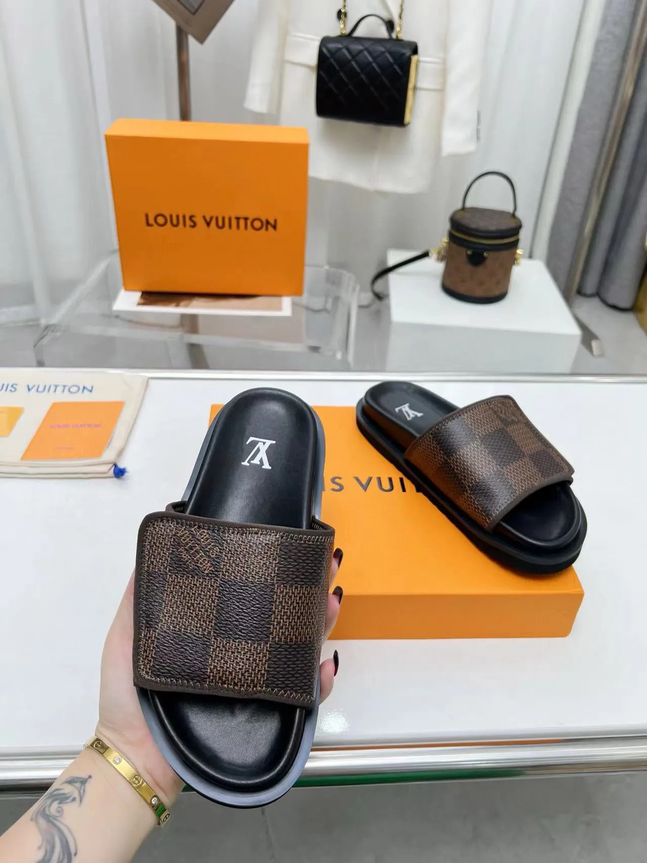 Factory price: 280💰LV luxury trainer slippers, made of first-layer calfskin, light and comfortable. The upper straps feature monogram embossing. Brings a unique color splicing effect. The precise fit of the insole and fine-grained rubber outsole are inspired by lv trainer size: 38-45